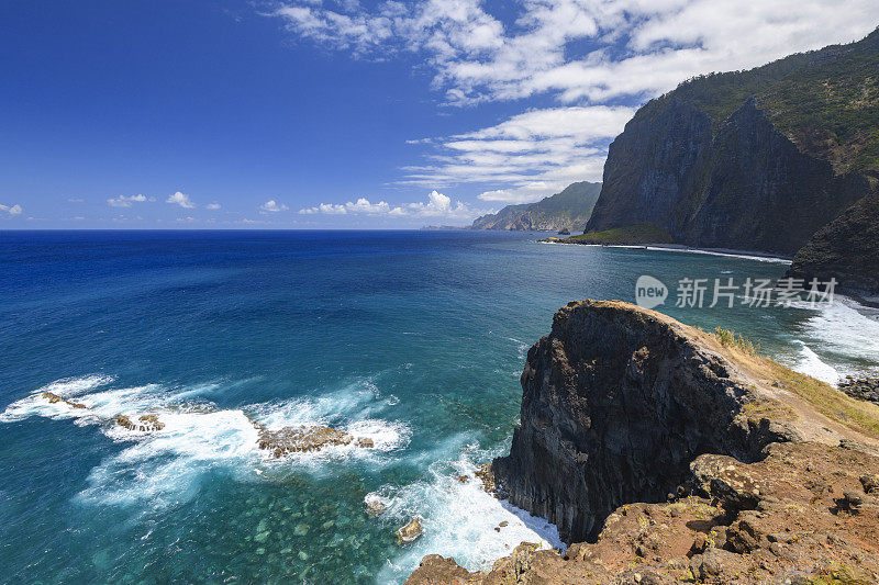 马德拉岛Faial的Miradouro do Guindaste海浪袭击海岸